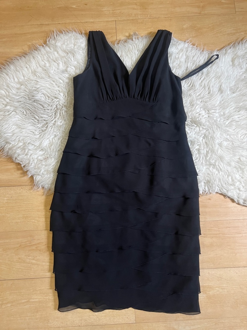 Jones Wear Black V-Neck Tiered Cocktail Dress size 8